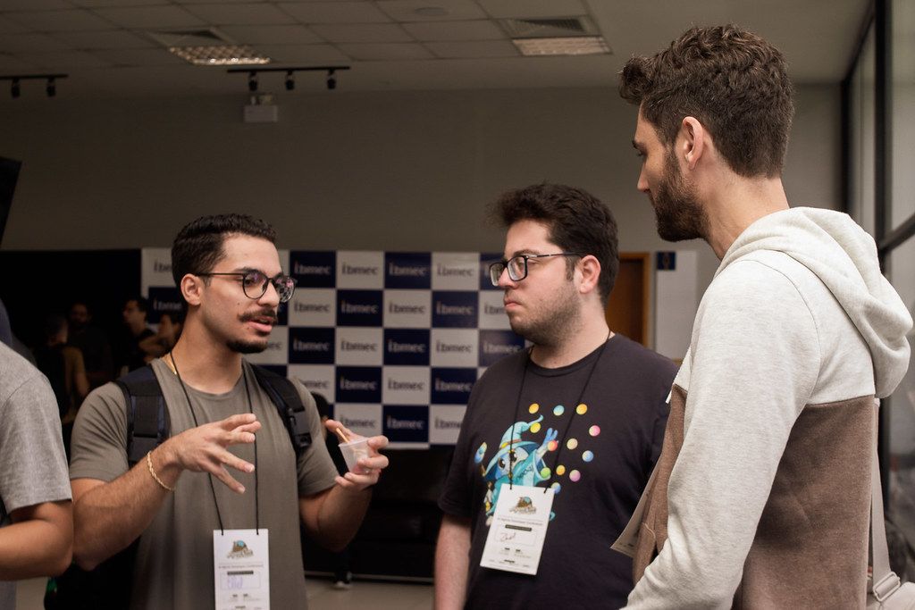 Attendees talking between sessions at AgentCon Rio de Janeiro